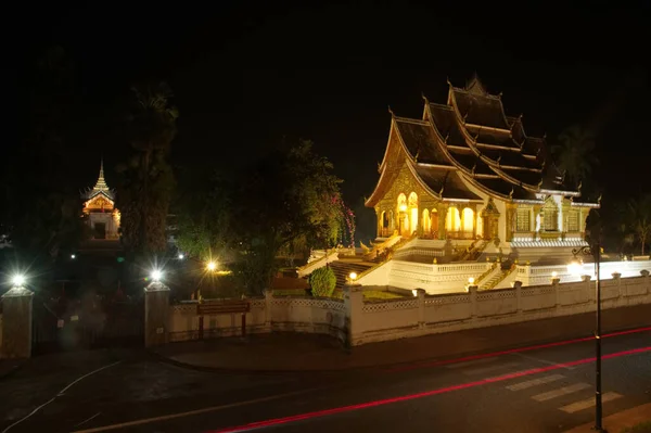 プラバンでの夜の時間プラバン仏教徒やプラバンが祀られている場所です これは 蘭香国の重要な仏像です ラオス北部のルアンパバーン市の博物館内に位置 — ストック写真