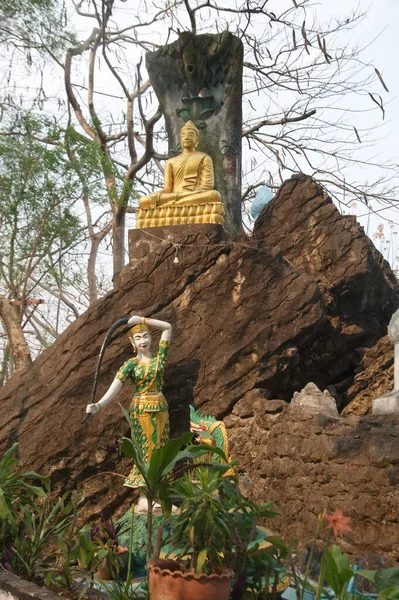 Grupo Buda Sentado Dorado Consagrado Montaña Phou Templo Wat Thamothayaram —  Fotos de Stock