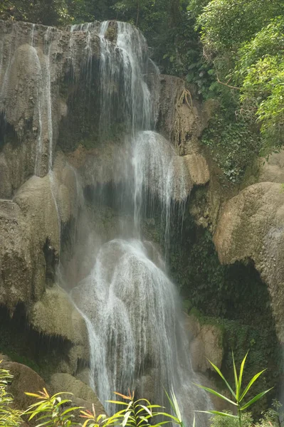 大光寺瀑布是一个石灰石瀑布翡翠绿色的瀑布内 有一个有序的旅游安排 它被称为老挝朗普拉邦最美丽的瀑布 — 图库照片