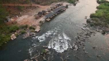 Akşamları nehirden sular akar..