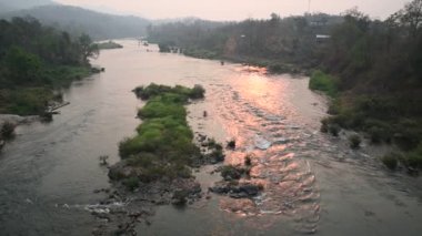 Akşamları nehirden sular akar..