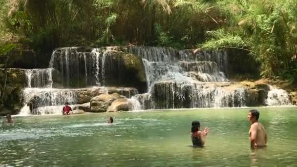 Luang Prabang Laos Mar 2023 Diversão Turistas Tat Kuang Cachoeiras — Vídeo de Stock