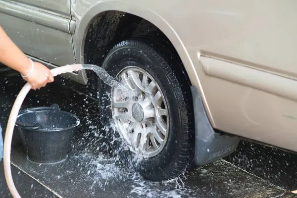 Trabalhador Está Pulverizando Água Sobre Rodas Carro Centro Serviço Limpeza — Fotografia de Stock