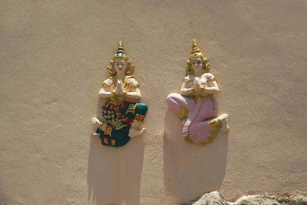 Αγάλματα Stucco Του Θεού Της Ταϊλάνδης Και Των Αγγέλων Τοποθετημένο — Φωτογραφία Αρχείου