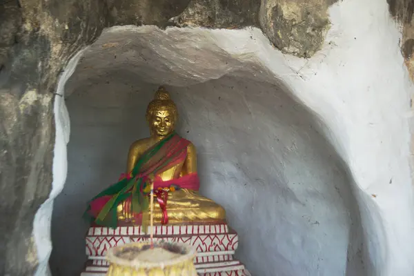Χρυσός Βούδας Που Κάθεται Μια Σπηλιά Στο Wat Pra Pathom — Φωτογραφία Αρχείου