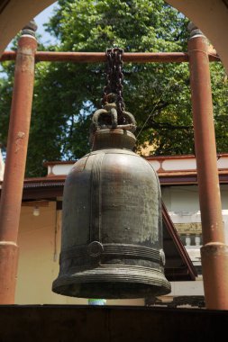 Büyük metal çan Tayland 'ın her yerine Budistler için asılacak. İyi şans için vur ya da vur ve Wat Phra Pathom Chedi 'de dekore et. Tayland 'ın ortasında Nakhon Pathom Eyaleti' nde yer almaktadır..