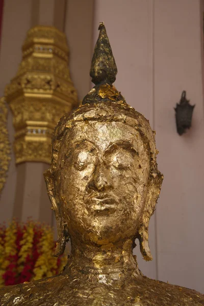 Face Golden Standing Buddha Close Covered Sheet Gold Paper Which — Stock Photo, Image
