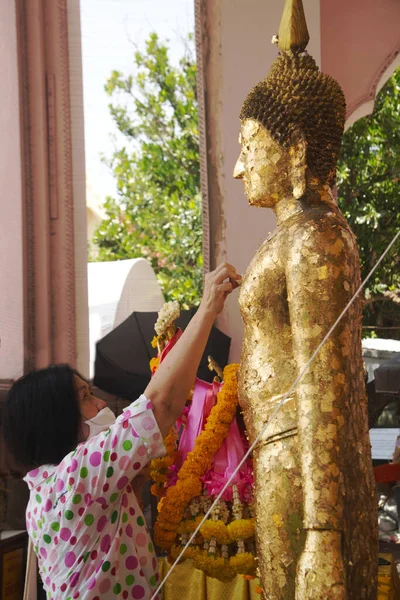 Mujer Anciana Asiática Pegando Pan Oro Imagen Buda Phra Pathom — Foto de Stock