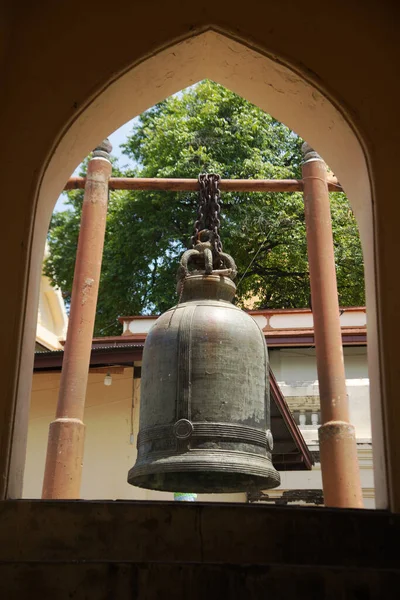 大きな金属製の鐘タイ全土の仏教徒のためにそれをハングアップします ノックや幸運のためにヒットし ワット プラパトム チェディで飾られました タイ中部のナコンパトム県に位置する — ストック写真