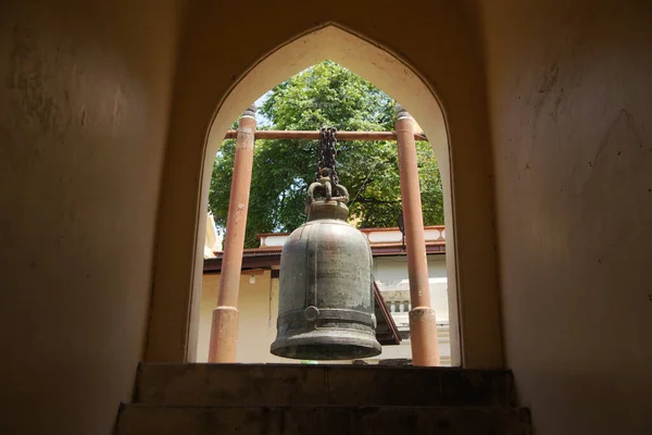 Большой Металлический Колокол Повесьте Буддистов Всему Таиланду Нокаут Удар Удачу — стоковое фото