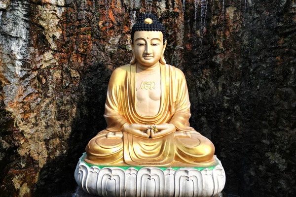 Луанг Пор Махаянському Золотому Сидячому Будді Зображення Будди Закріплене Середині — стокове фото