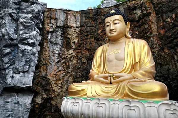 Луанг Пор Махаянському Золотому Сидячому Будді Зображення Будди Закріплене Середині — стокове фото