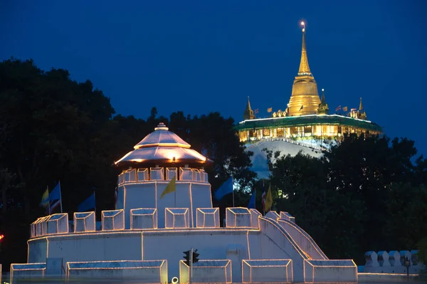 プラボロムバンフォトまたはゴールデンマウンテンはワットサケットRatchawora Mahawharnに位置しています 古い寺院ですそれは黄金の山バンコクの寺院と呼ばれるまで バンコクに固有です タイのバンコクにある古代マハーン要塞 — ストック写真