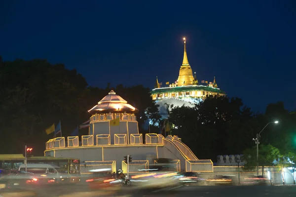 Phra Borom Banphot或Golden Mountain位于Wat Saket Ratchawora Mahawiharn 它在曼谷是独一无二的 直到它被称为曼谷黄金山的庙宇 泰国曼谷的马哈卡恩古堡 — 图库照片