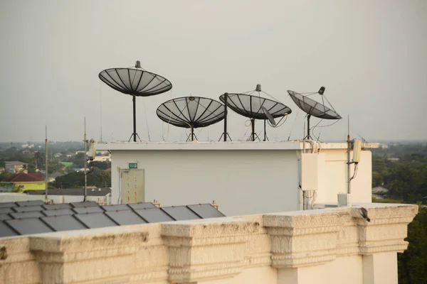 Satelliten Antenne Auf Dem Dach Eines Hauses — Stockfoto