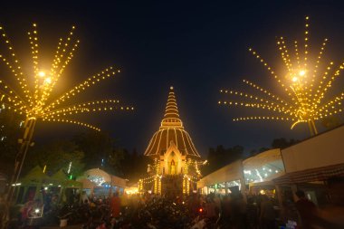 Wat Phra Pathom Chedi tapınağındaki renkli gece ışıkları. Loi Krathong Günü 'nde dünyanın en büyük pagoda' sı. Düzenli olarak yapılan yıllık bir etkinliktir. Tayland 'ın ortasında Nakhon Pathom Eyaleti' nde yer almaktadır..