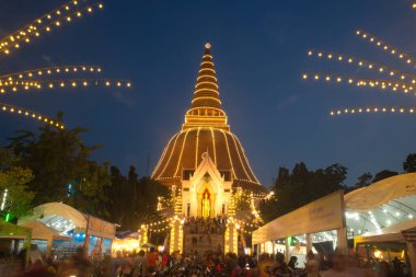 Wat Phra Pathom Chedi tapınağındaki renkli gece ışıkları. Loi Krathong Günü 'nde dünyanın en büyük pagoda' sı. Düzenli olarak yapılan yıllık bir etkinliktir. Tayland 'ın ortasında Nakhon Pathom Eyaleti' nde yer almaktadır..