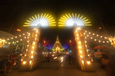 Wat Phra Pathom Chedi tapınağındaki renkli gece ışıkları. Loi Krathong Günü 'nde dünyanın en büyük pagoda' sı. Düzenli olarak yapılan yıllık bir etkinliktir. Tayland 'ın ortasında Nakhon Pathom Eyaleti' nde yer almaktadır..