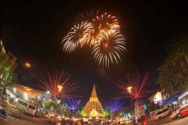 Wat Phra Pathom Chedi tapınağının gece vakti. Tayland 'daki en büyük pagoda ve Loy Krathong Günü' nde havai fişeklerin renkleri. Tayland 'ın ortasında Nakhon Pathom Eyaleti' nde yer almaktadır..