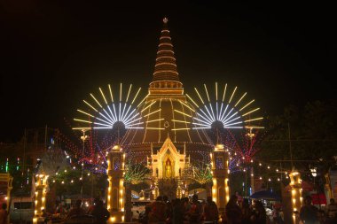 Wat Phra Pathom Chedi tapınağındaki renkli gece ışıkları. Loi Krathong Günü 'nde dünyanın en büyük pagoda' sı. Düzenli olarak yapılan yıllık bir etkinliktir. Tayland 'ın ortasında Nakhon Pathom Eyaleti' nde yer almaktadır..