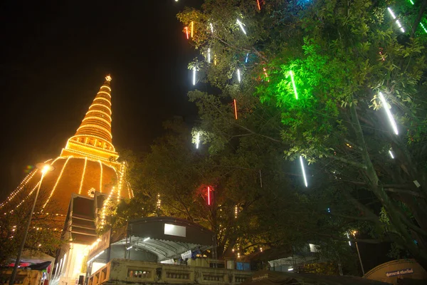Πολύχρωμα Νυχτερινά Φώτα Στο Ναό Wat Phra Pathom Chedi Μεγαλύτερη — Φωτογραφία Αρχείου