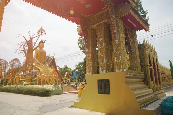 象と猿 パリヤカ から供養を受けた大仏像と ワット マニウォンで彼を守るために来た蛇を引く守護者 タイのナコンナヨク県に位置 — ストック写真