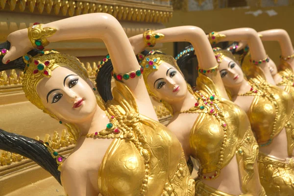 Statues Anges Alignées Rangées Belles Gardant Décorant Endroit Temple Wat — Photo