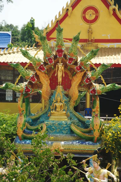 佛像金像坐立着 背景上有一条蛇 座落在万寿寺的室外 位于泰国Nakhon Nayok省 — 图库照片