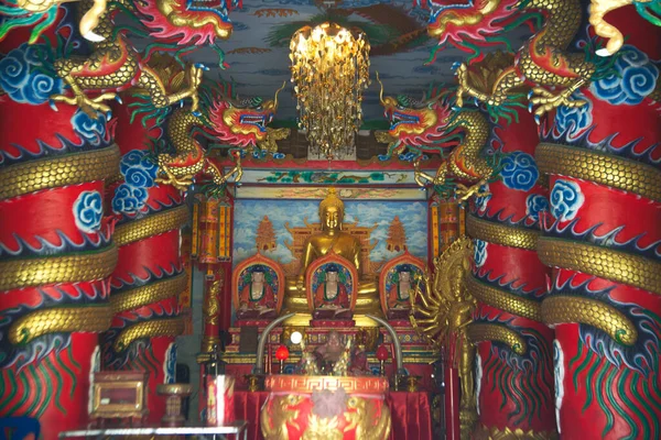 タイの人々のための古代中国の神社を訪問し 旅行し 神聖なものに敬意を払う ワット マニウォン寺院の神々も タイのナコンナヨク県に位置 — ストック写真
