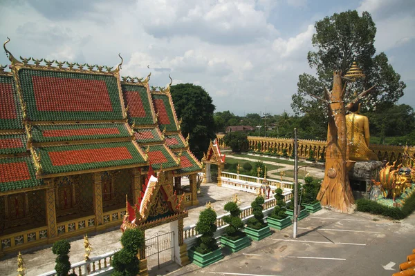 大佛的背面接受了一只大象和一只猴子 Parileyyaka 的献祭 还有一个守护神牵着一条蛇与泰国教会一起在万向旺 Wat Maniwong 位于泰国Nakhon Nayok省 — 图库照片