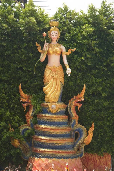 Статуя Ангела Держащего Лотос Стоящего Змее Защитить Место Храме Вата — стоковое фото