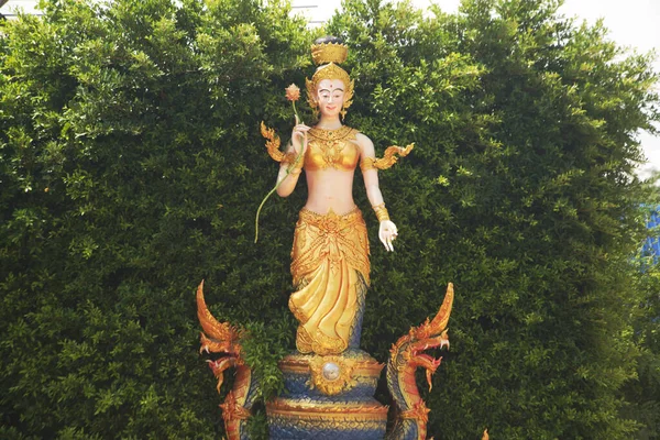 Staty Ängel Som Håller Lotus Stående Orm För Att Skydda — Stockfoto