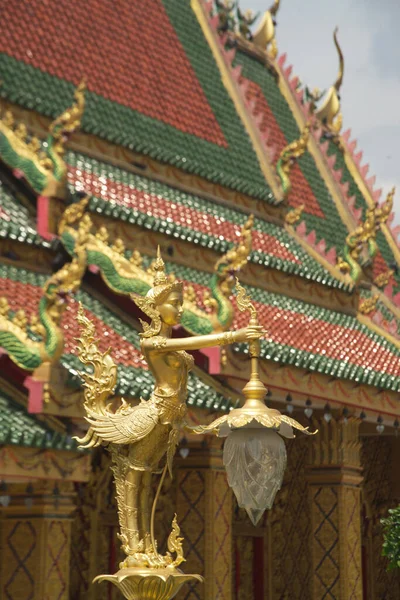 美と秩序のためにワット マニウォン寺院の柱の頭に設置されたランプを保持するタイ式角度やKinnari女神像 タイのナコンナヨク県に位置 — ストック写真