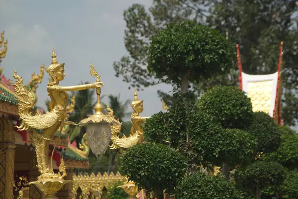 Thai Stílus Szög Vagy Kinnari Istennő Szobor Kezében Egy Lámpa — Stock Fotó