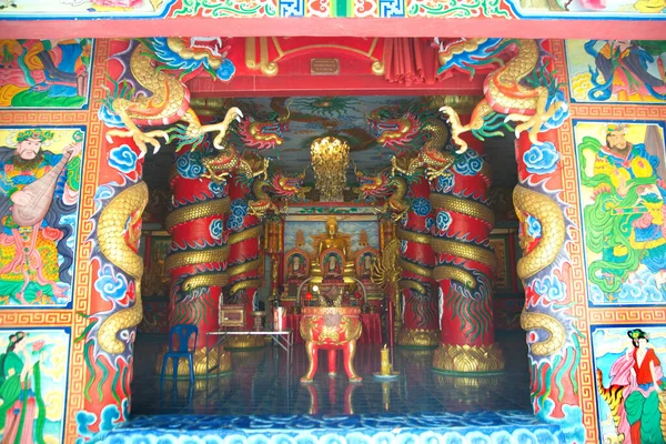泰国古寺中国古代的一座神龛 泰国人民可以参观 旅行和拜祭圣物以及华文寺的众神 位于泰国Nakhon Nayok省 图库照片