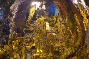 Tayland ve yabancı turistler için yılan mağarası tünelinin içindeki hazineleri taklit etmek Buda imajına saygı göstermek, kutsamak, kutsal şeyler istemek, Maniwong Tapınağı 'na hürmet etmek. Tayland 'ın Nakhon Nayok ilinde yer almaktadır..