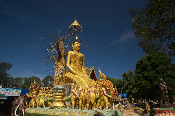 Den Stora Buddha Som Mottar Offer Från Elefant Och Apa — Stockfoto