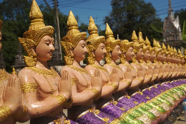 Statues Anges Alignées Rangées Belles Gardant Décorant Endroit Temple Wat — Photo