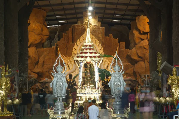 Nakhon Nayok Thailand 2020年5月22日 游客和人们旅行时在大厅里的遗物 以表达对万寿寺神圣事物的敬意 这个地方以泰国佛教徒而闻名 — 图库照片