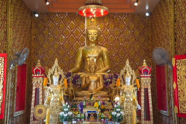 仏の像に敬意を表し 神聖なもの ワットManiwong寺での礼拝を求める観光客のための教会に安置された仏座って会長 タイのナコンナヨク県に位置 — ストック写真