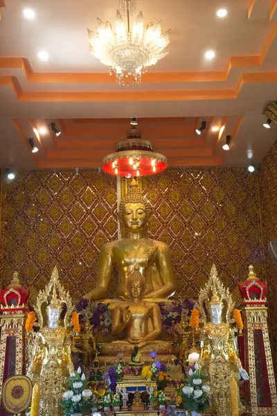 Kilisedeki Buda Turistlerin Buda Imajına Saygılarını Sunmaları Kutsanmalarını Kutsal Şeyler — Stok fotoğraf