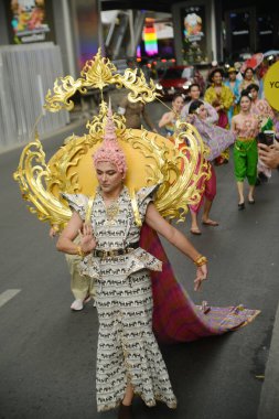 BANGKOK, THAILAND - 25 Haziran 2023: LGBTQ + Topluluğunun geleneksel LGBTQ Onur Yürüyüşü 'nde sokakta kutlama yapan çeşitli katılımcıların görüntüsü.