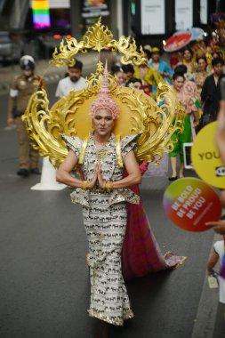 BANGKOK, THAILAND - 25 Haziran 2023: LGBTQ + Topluluğunun geleneksel LGBTQ Onur Yürüyüşü 'nde sokakta kutlama yapan çeşitli katılımcıların görüntüsü.