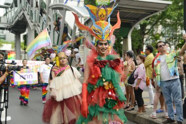 BANGKOK, THAILAND - 25 Haziran 2023: LGBTQ + Topluluğunun geleneksel LGBTQ Onur Yürüyüşü 'nde sokakta kutlama yapan çeşitli katılımcıların görüntüsü.