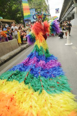 BANGKOK, THAILAND - 25 Haziran 2023: LGBTQ + Topluluğunun geleneksel LGBTQ Onur Yürüyüşü 'nde sokakta kutlama yapan çeşitli katılımcıların görüntüsü.