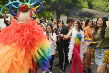 BANGKOK, THAILAND - 25 Haziran 2023: LGBTQ + Topluluğunun geleneksel LGBTQ Onur Yürüyüşü 'nde sokakta kutlama yapan çeşitli katılımcıların görüntüsü.