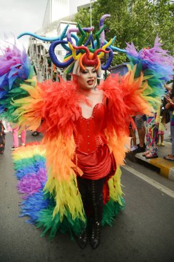 BANGKOK, THAILAND - 25 Haziran 2023: LGBTQ + Topluluğunun geleneksel LGBTQ Onur Yürüyüşü 'nde sokakta kutlama yapan çeşitli katılımcıların görüntüsü.