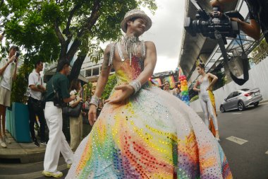 BANGKOK, THAILAND - 25 Haziran 2023: LGBTQ + Topluluğunun geleneksel LGBTQ Onur Yürüyüşü 'nde sokakta kutlama yapan çeşitli katılımcıların görüntüsü.