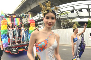 BANGKOK, THAILAND - 25 Haziran 2023: LGBTQ + Topluluğunun geleneksel LGBTQ Onur Yürüyüşü 'nde sokakta kutlama yapan çeşitli katılımcıların görüntüsü.