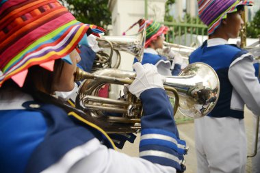 BANGKOK, THAILAND - 25 Haziran 2023: Mardi Gras 'nın sonunda düzenlenen geleneksel LGBTQ + Community Pride Parade in Love' da yürüyüş bandosunun sokaklardaki görüntüsü.
